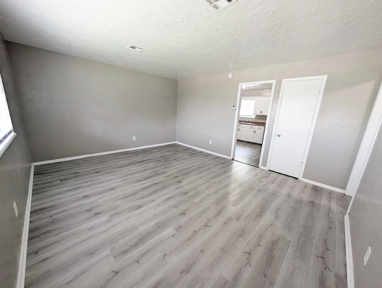 1025 Hoyt Ave - Photo 2 of 12