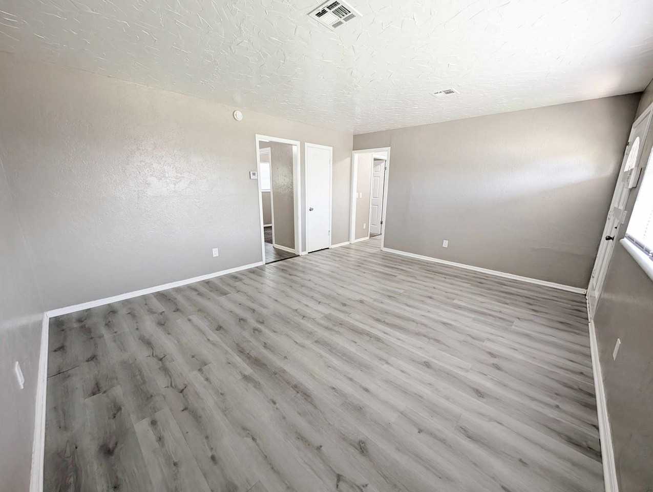 1025 Hoyt Ave - Photo 3 of 12
