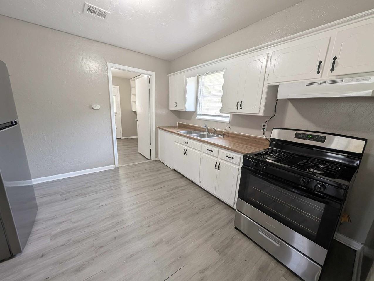 1025 Hoyt Ave - Photo 4 of 12