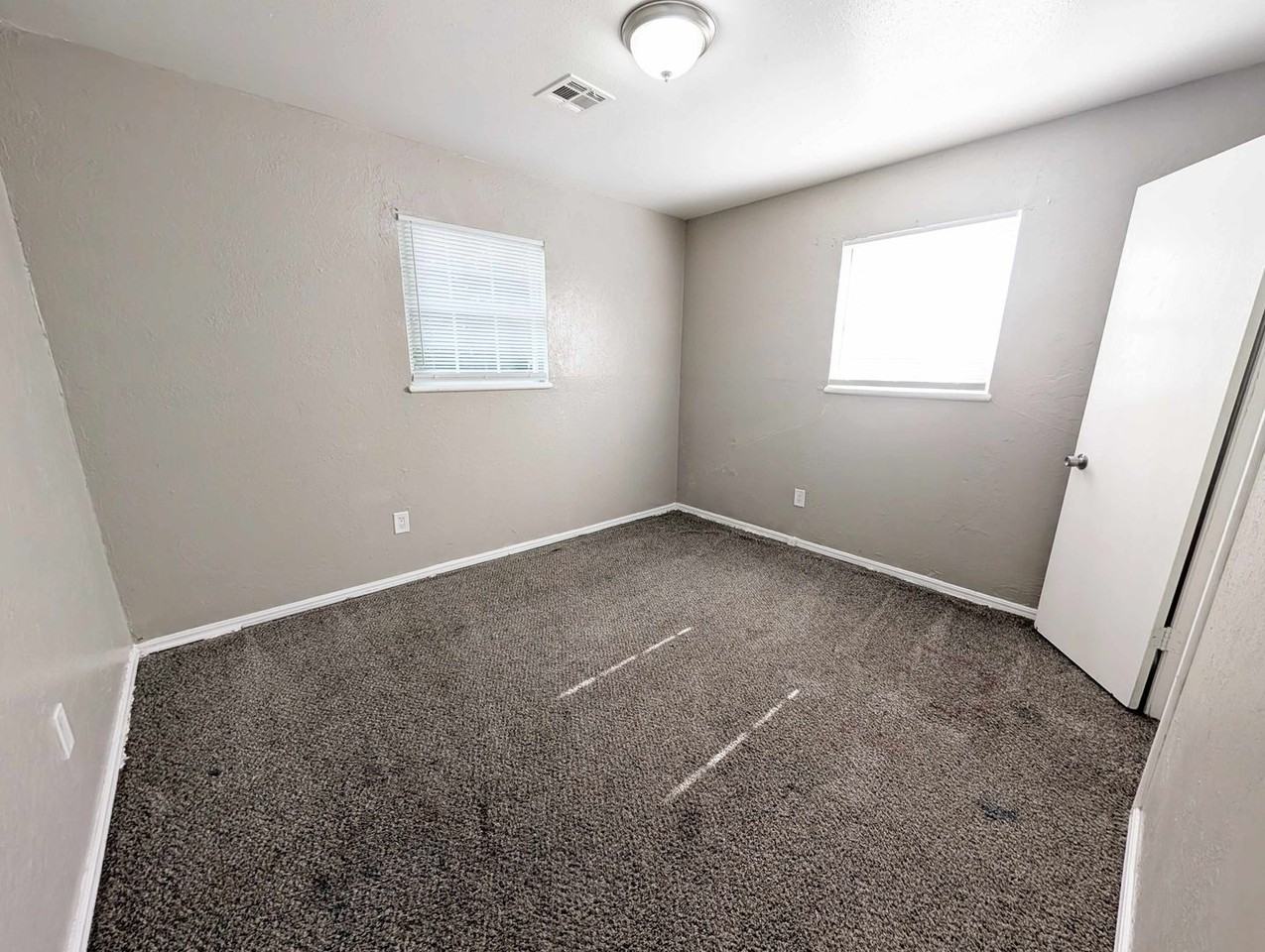 1025 Hoyt Ave - Photo 6 of 12