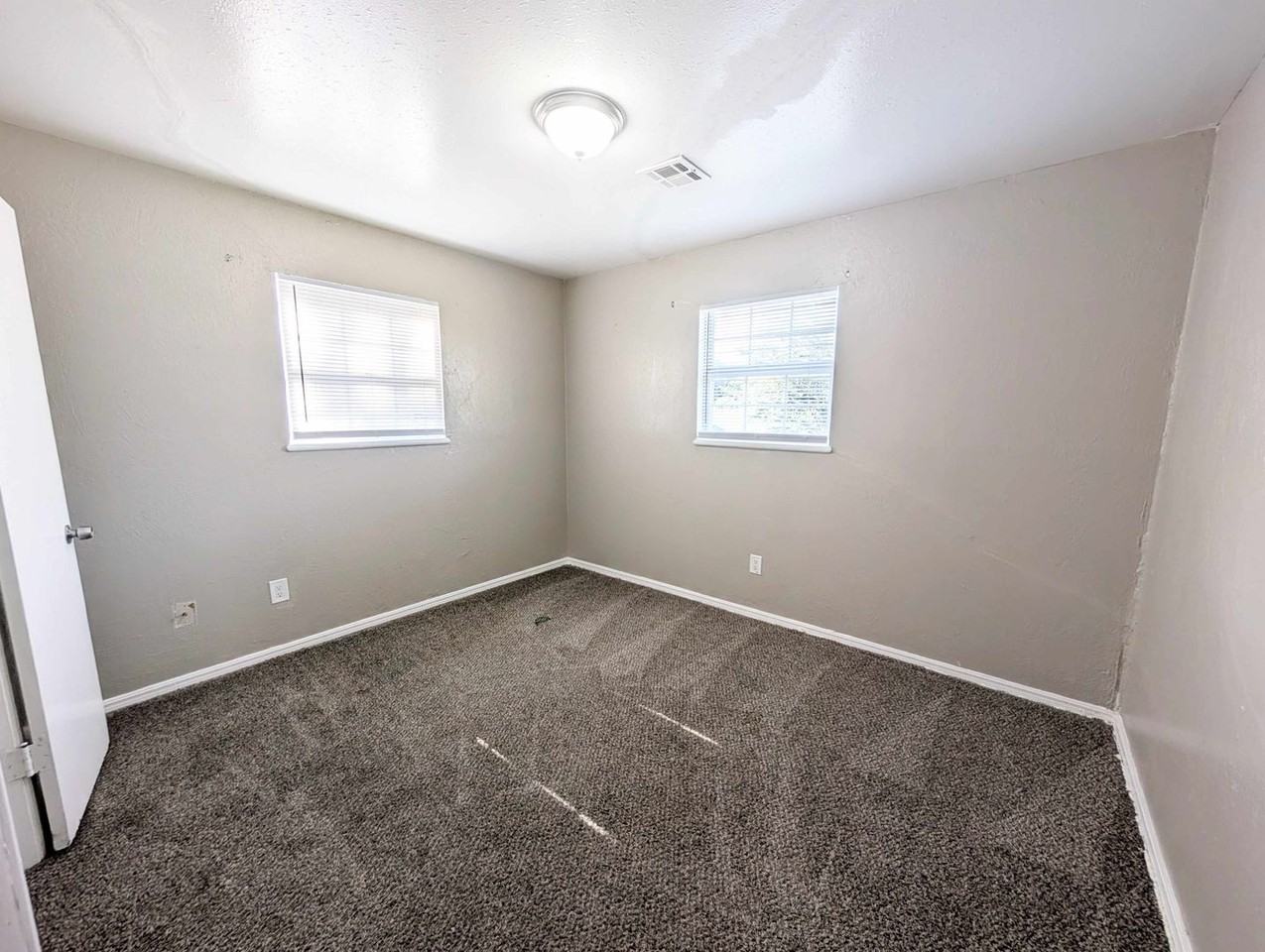 1025 Hoyt Ave - Photo 7 of 12