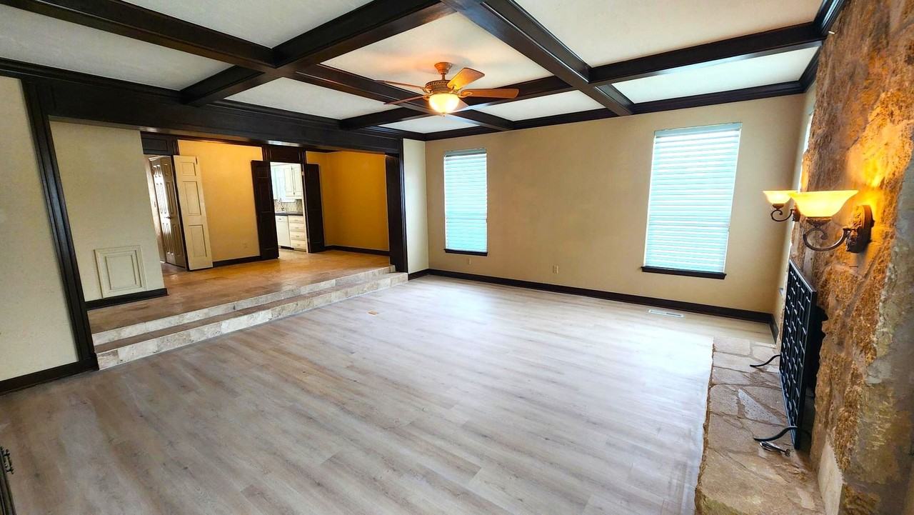 7900 Lakehurst Dr - Photo 4 of 41
