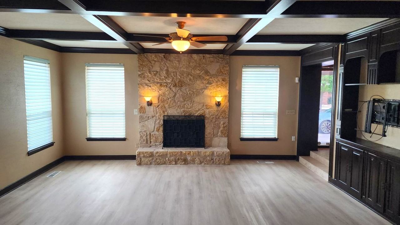 7900 Lakehurst Dr - Photo 5 of 41