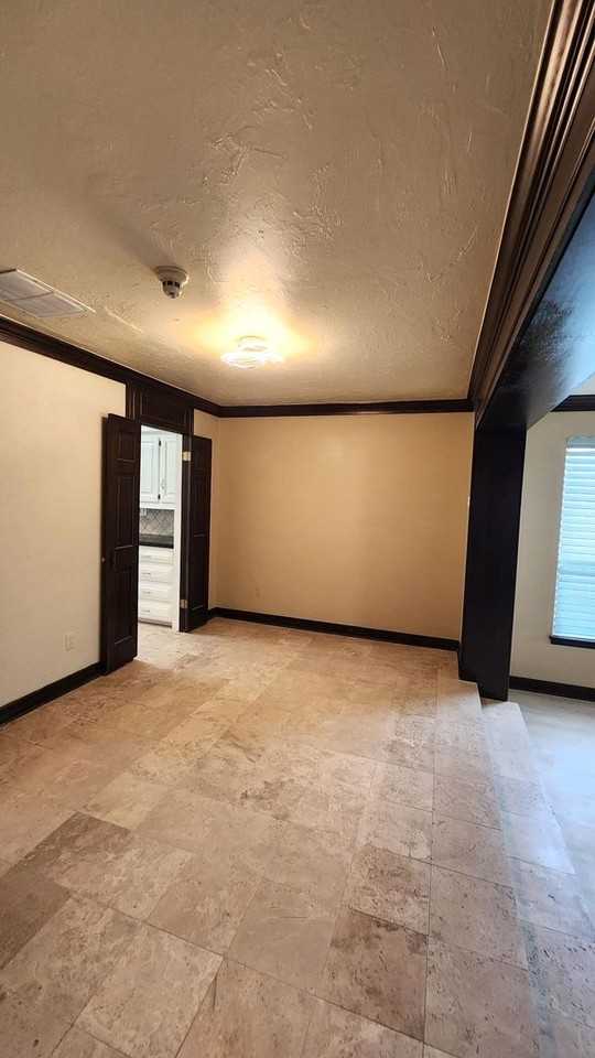 7900 Lakehurst Dr - Photo 6 of 41