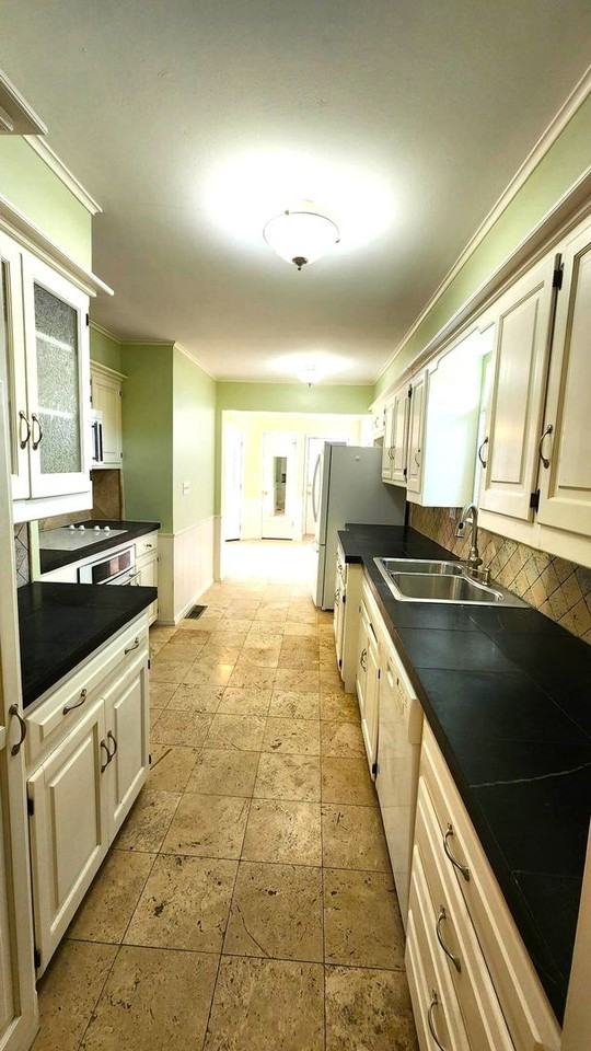 7900 Lakehurst Dr - Photo 7 of 41
