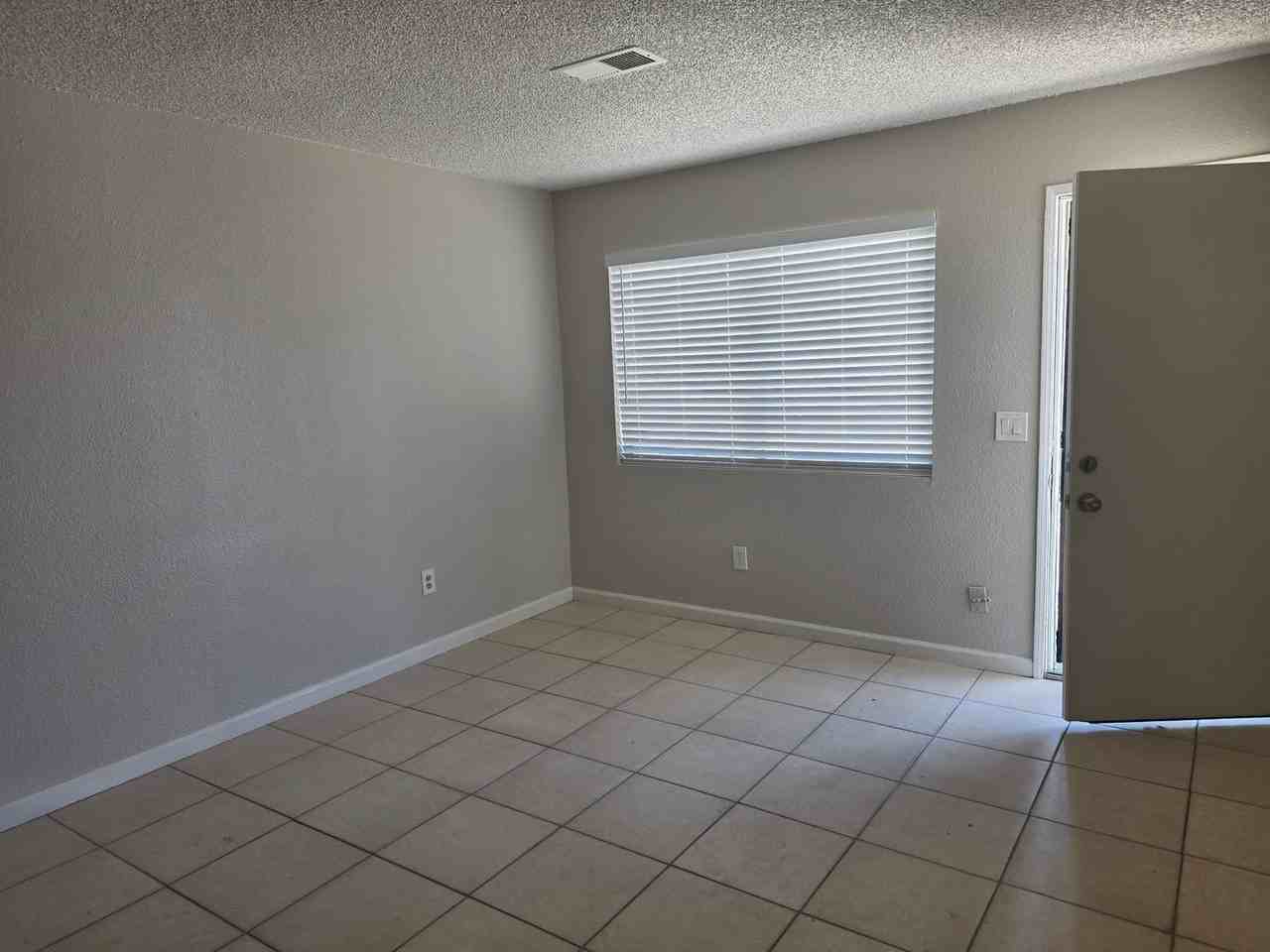 2905 S Chester Ave - Photo 2 of 9