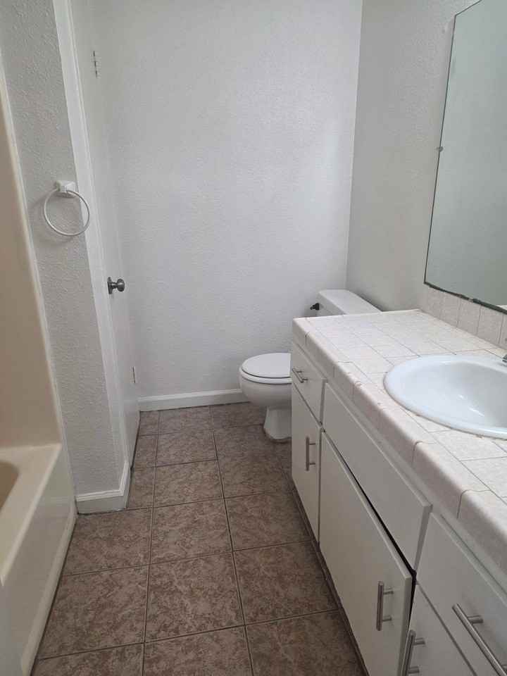 2905 S Chester Ave - Photo 3 of 9