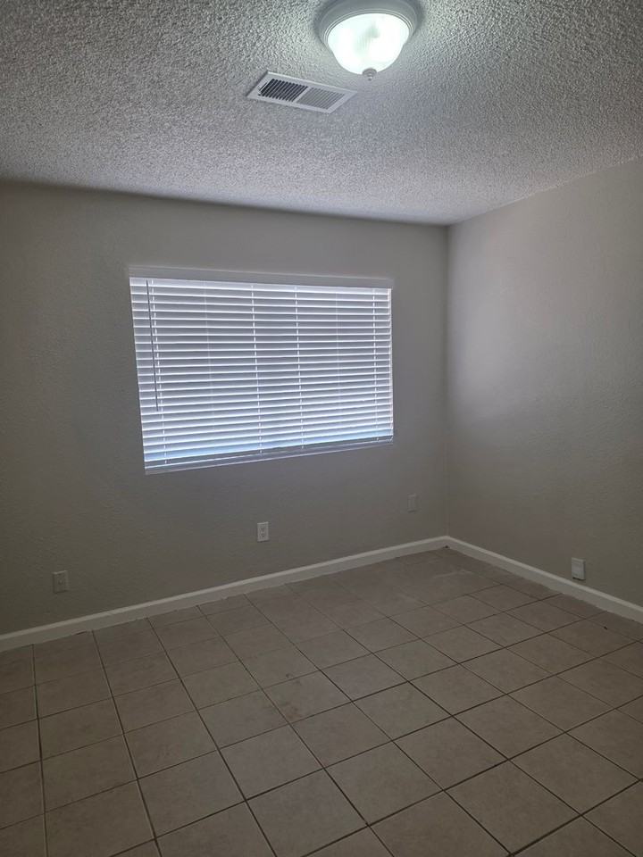 2905 S Chester Ave - Photo 4 of 9
