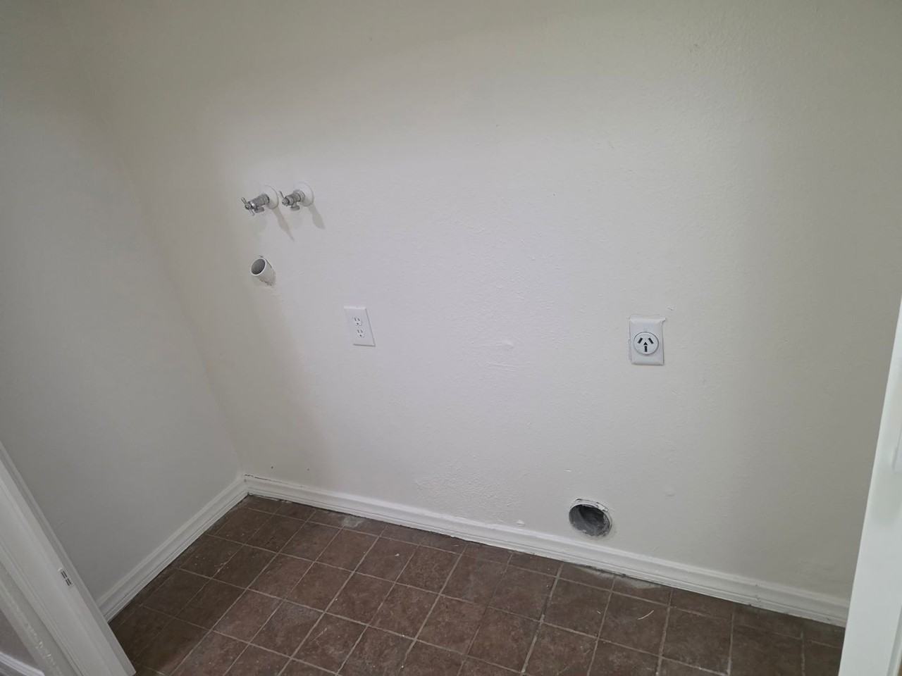 2905 S Chester Ave - Photo 5 of 9