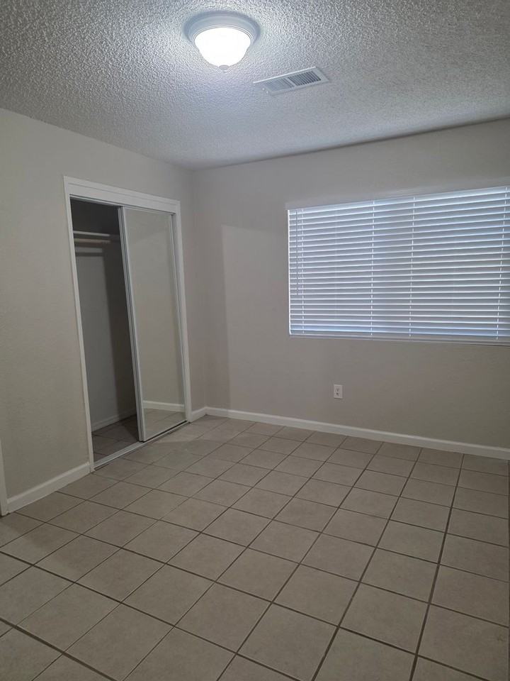 2905 S Chester Ave - Photo 6 of 9