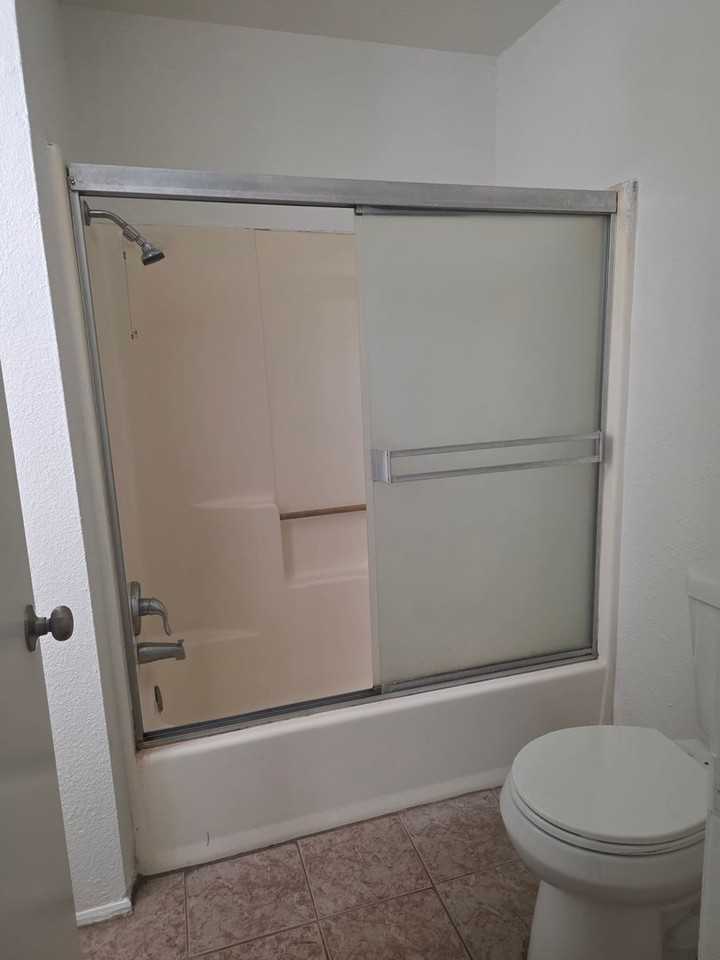 2905 S Chester Ave - Photo 7 of 9