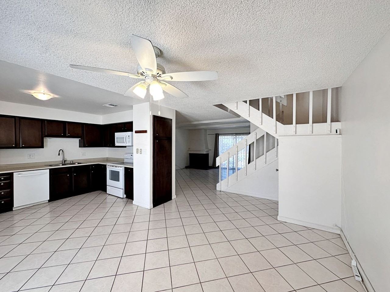 674 Rolling Green Dr - Photo 4 of 25