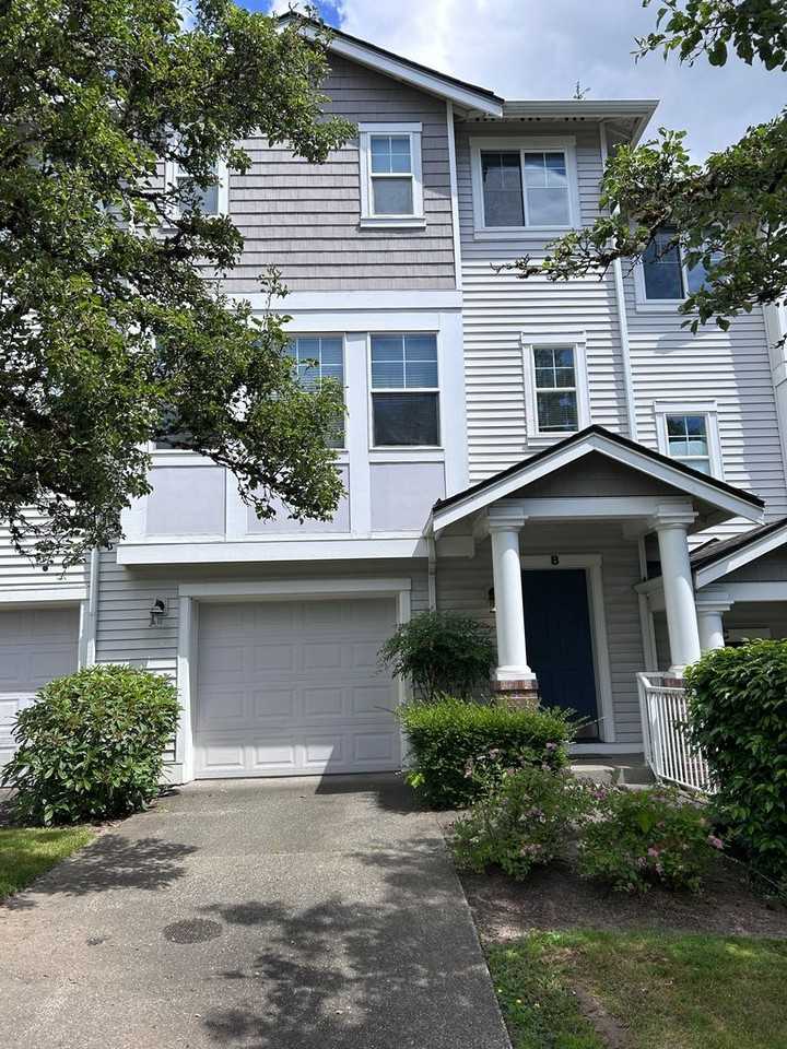 4912 Lake Pl S - Photo 2 of 24