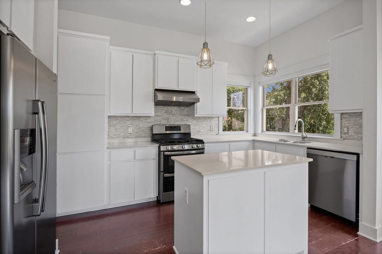1301 San Bernard St - Photo 4 of 29