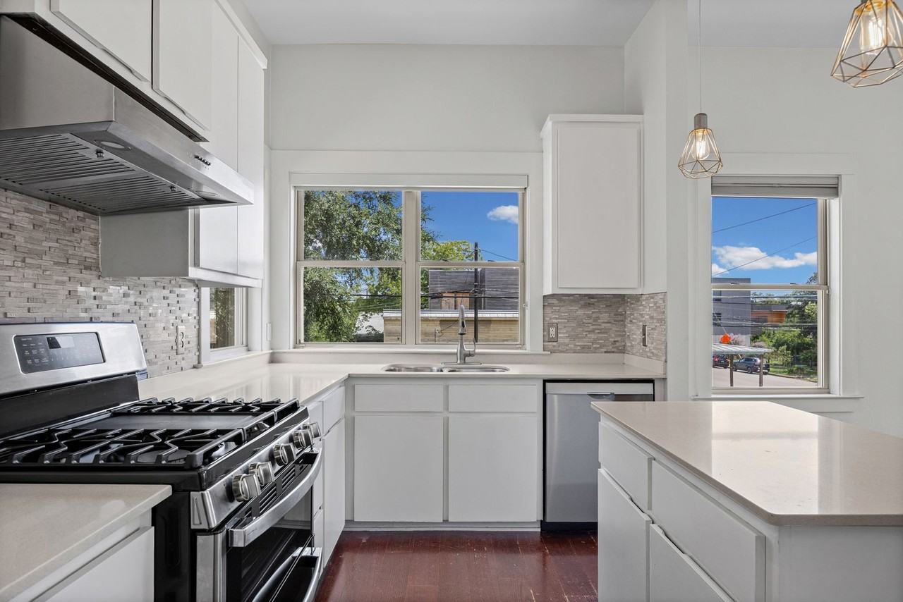 1301 San Bernard St - Photo 5 of 29