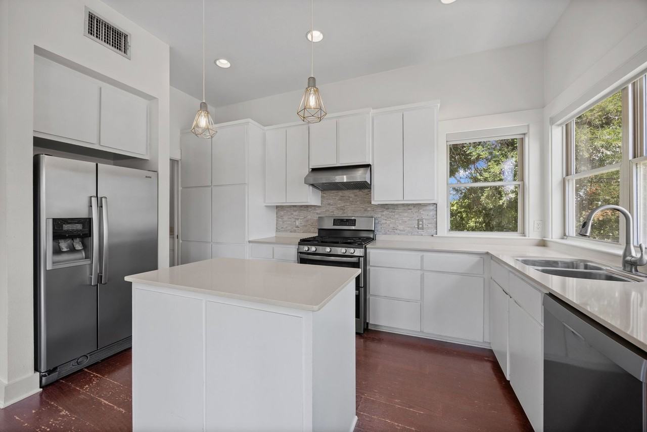 1301 San Bernard St - Photo 6 of 29