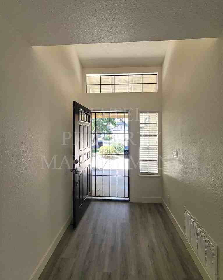 2516 Walnut Grove Way - Photo 2 of 26