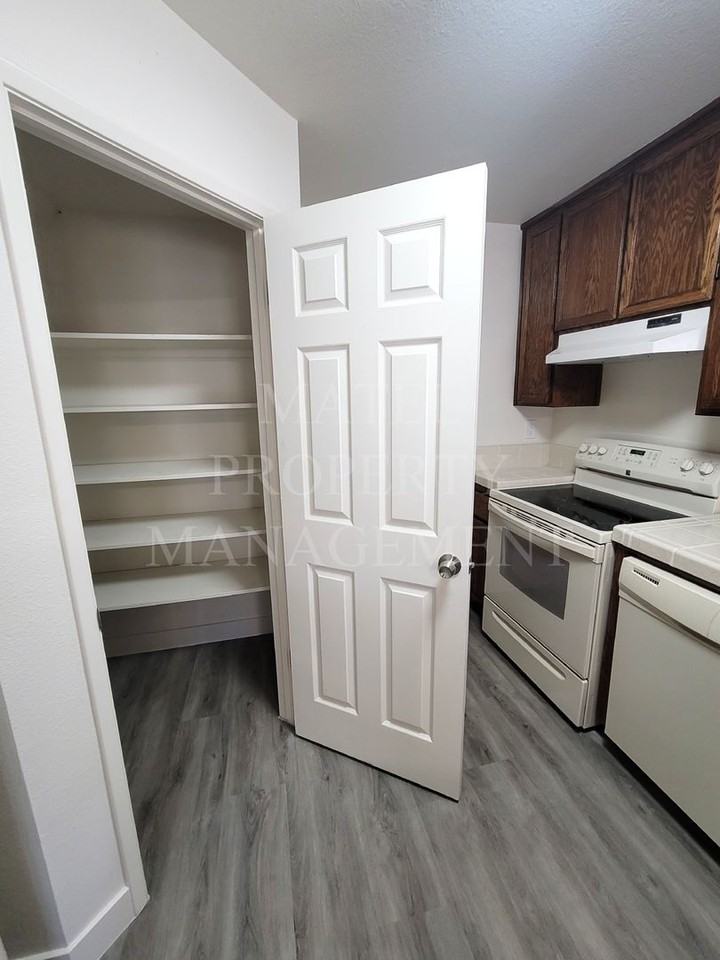 2516 Walnut Grove Way - Photo 5 of 26
