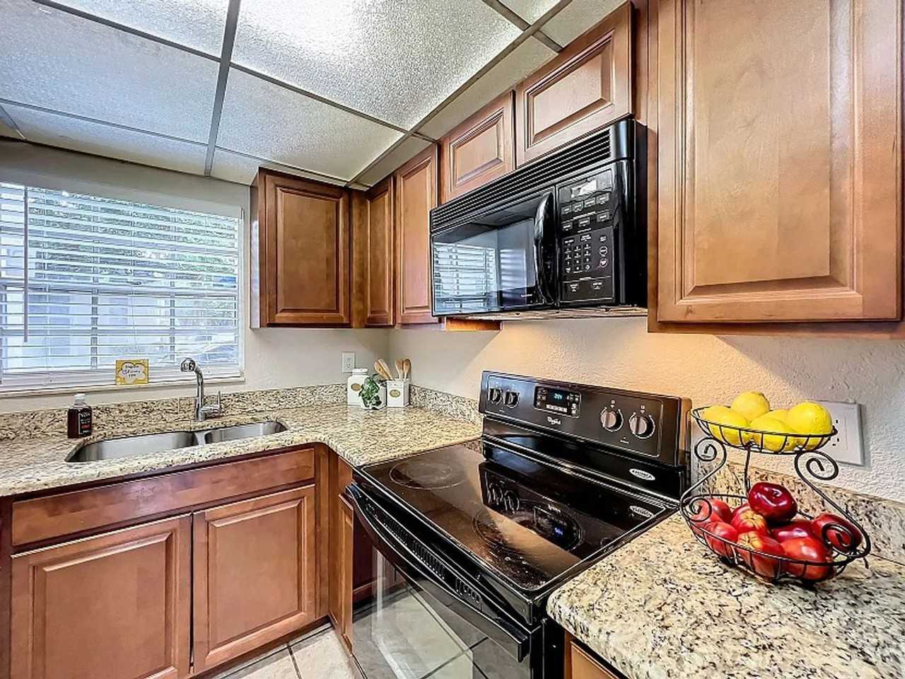 711 Russell Ln - Photo 4 of 28
