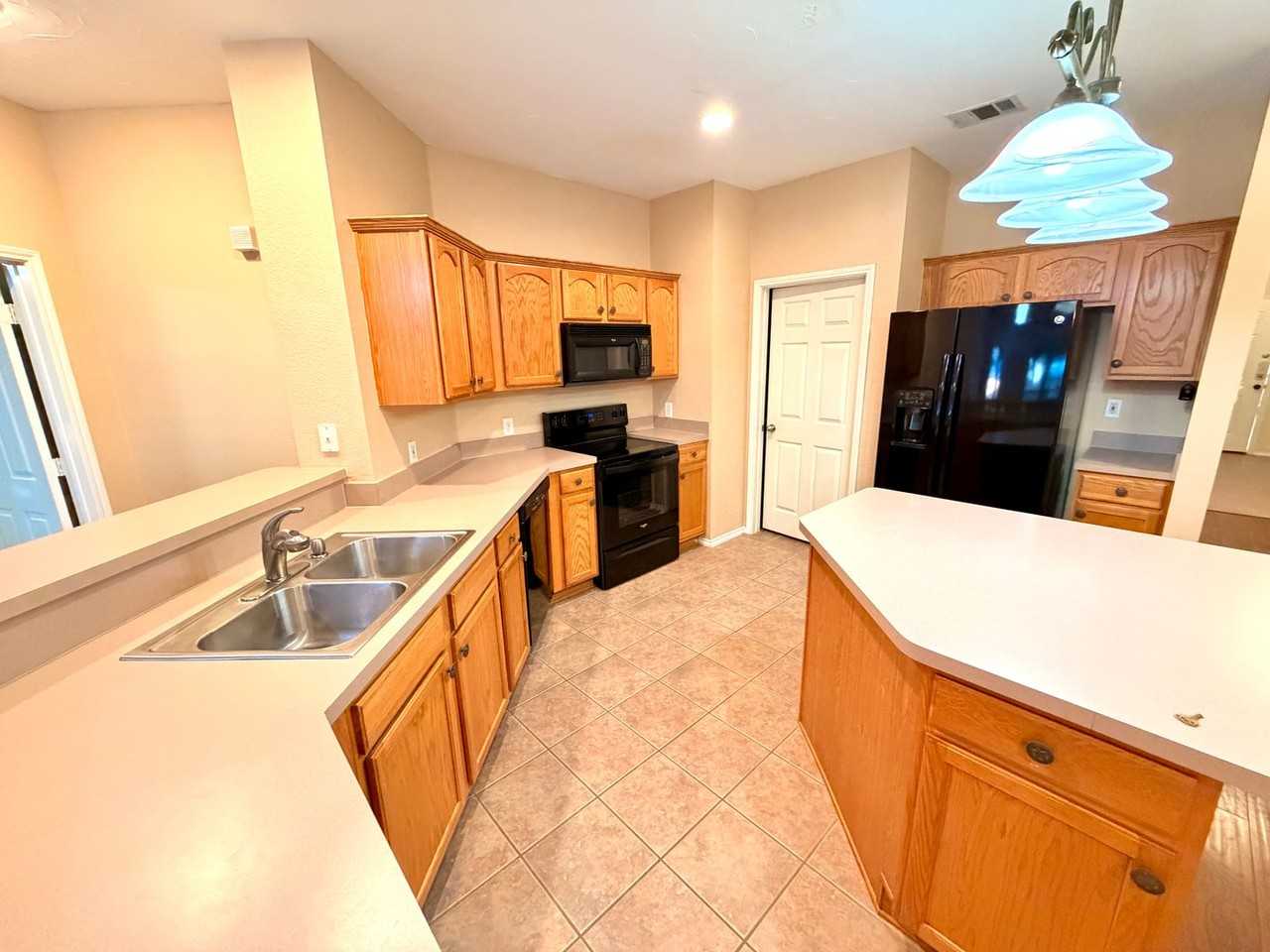 1413 Lacewing Dr - Photo 3 of 12