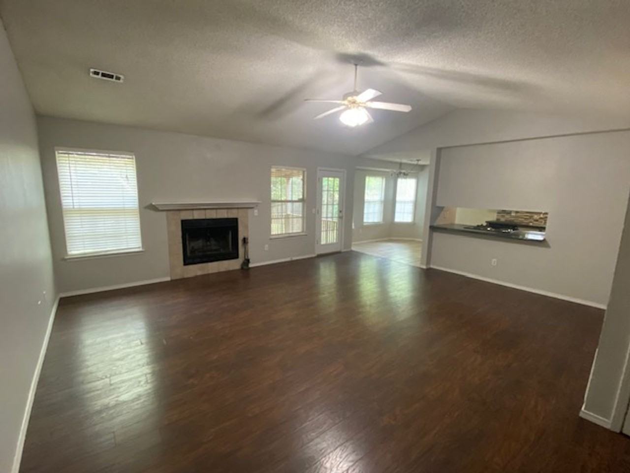 3194 W Parkway Dr - Photo 2 of 14