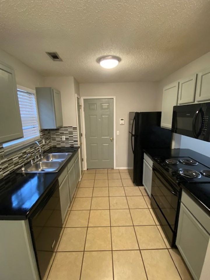 3194 W Parkway Dr - Photo 3 of 14
