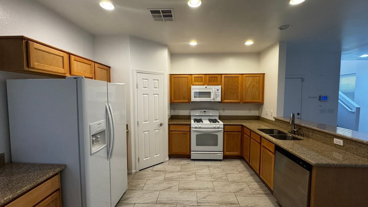 8425 Trudeau Ave - Photo 6 of 26