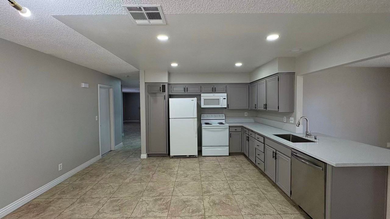 3564 Redwood St - Photo 6 of 17