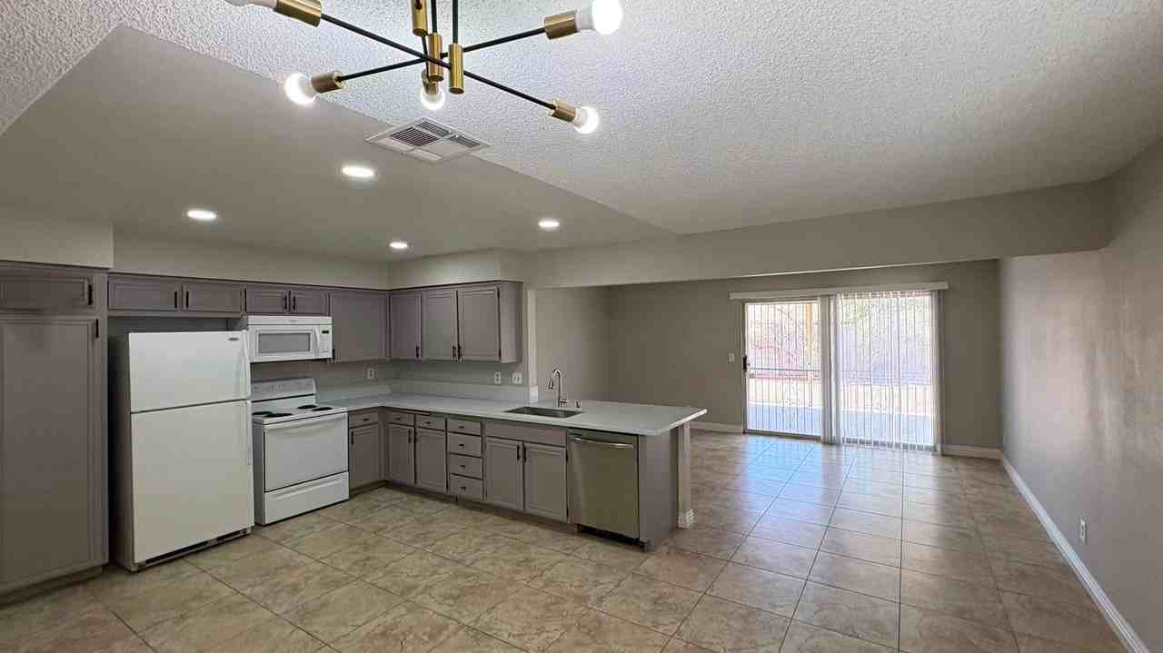 3564 Redwood St - Photo 7 of 17