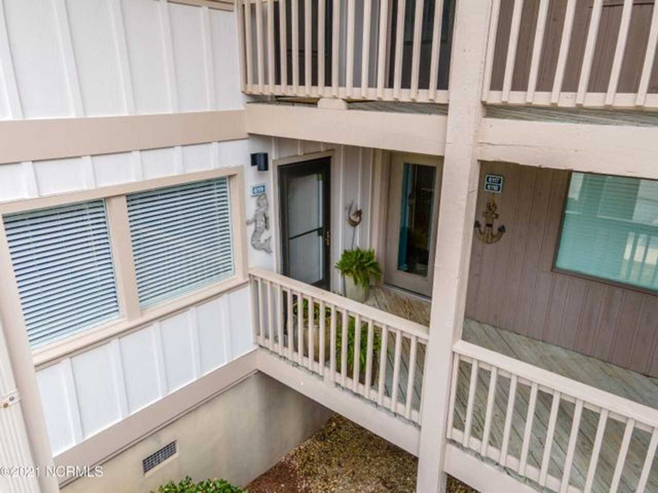6119 Harbourside Dr - Photo 3 of 17