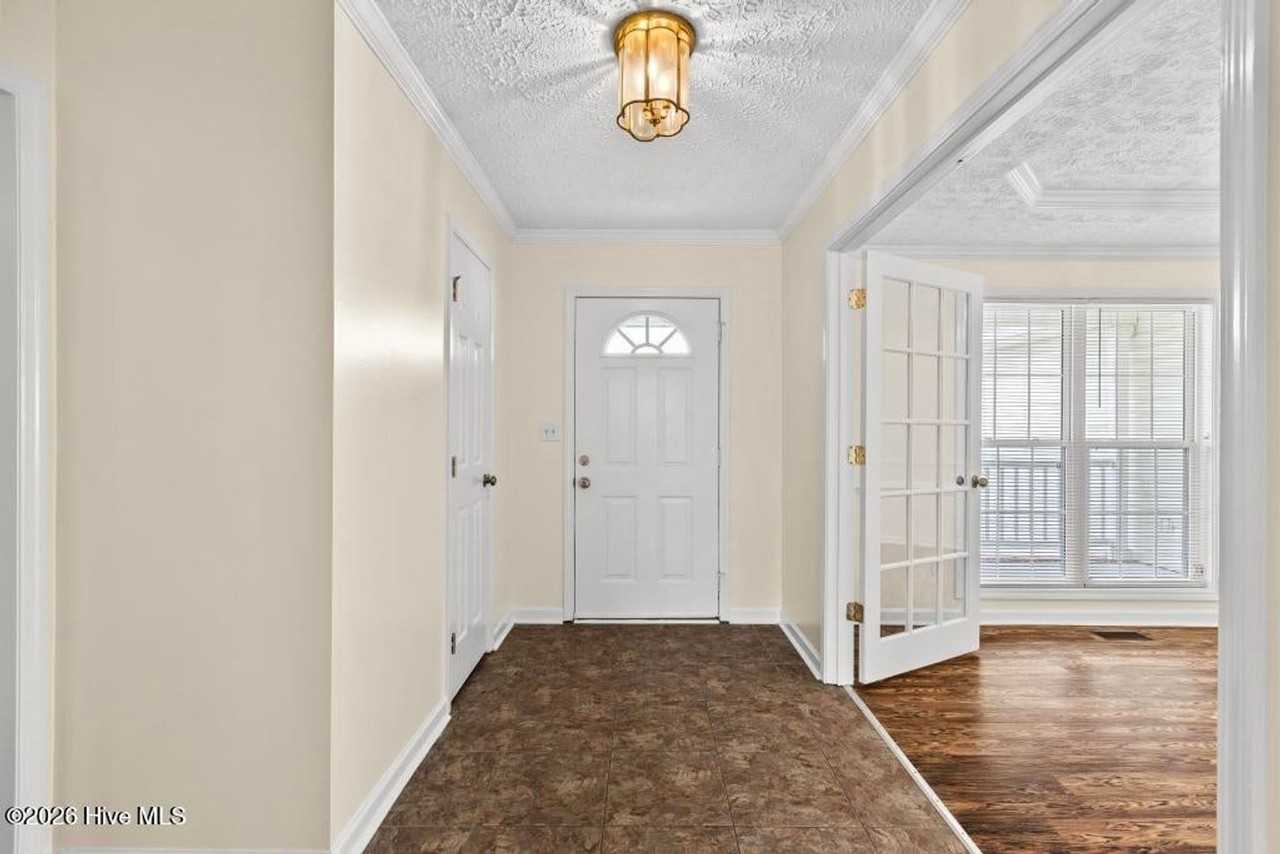 103 Richmond Dr - Photo 3 of 27