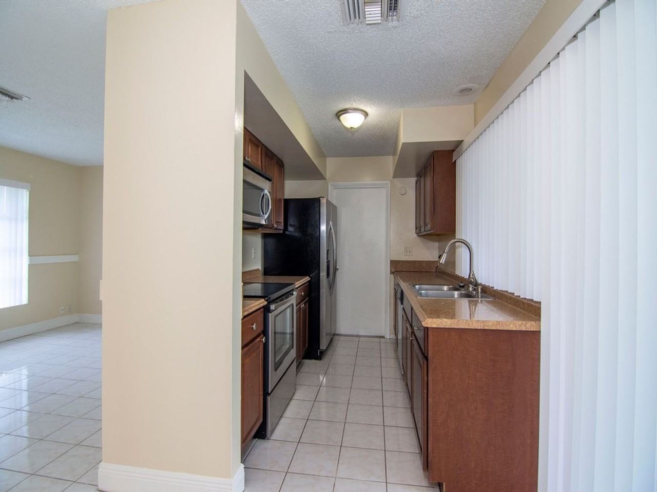 650 Se Evergreen Ter - Photo 3 of 33