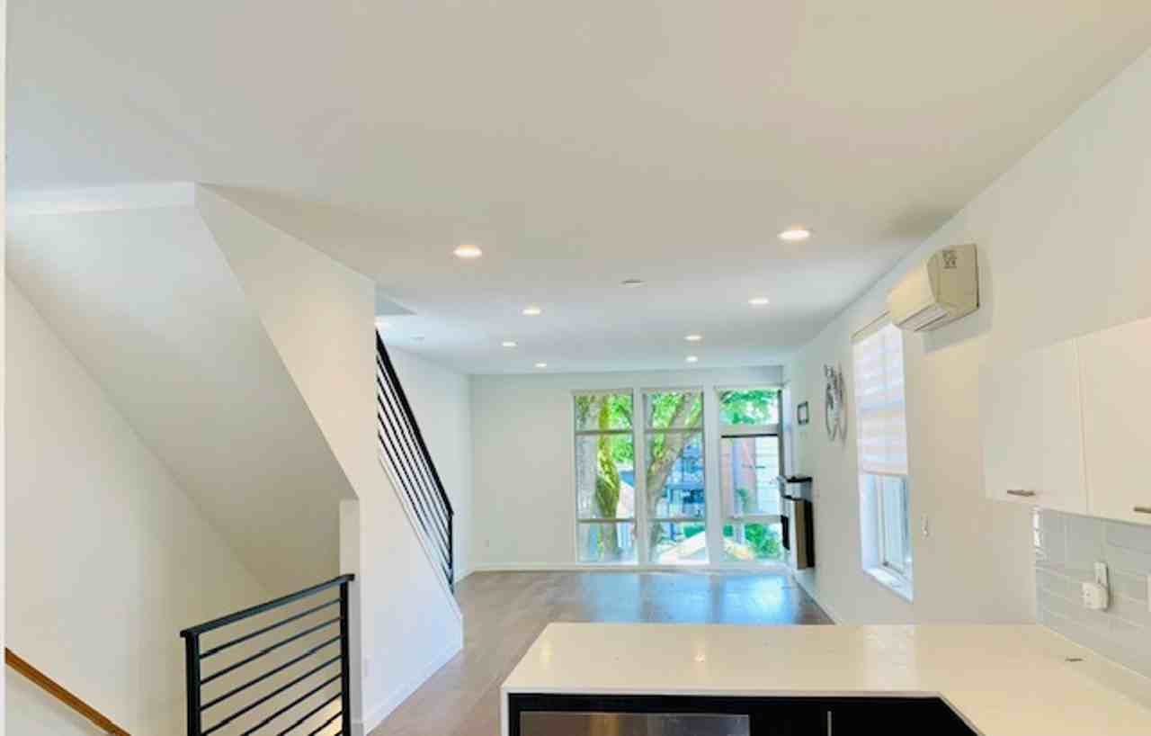 1721 Nw 60th St - Photo 5 of 34