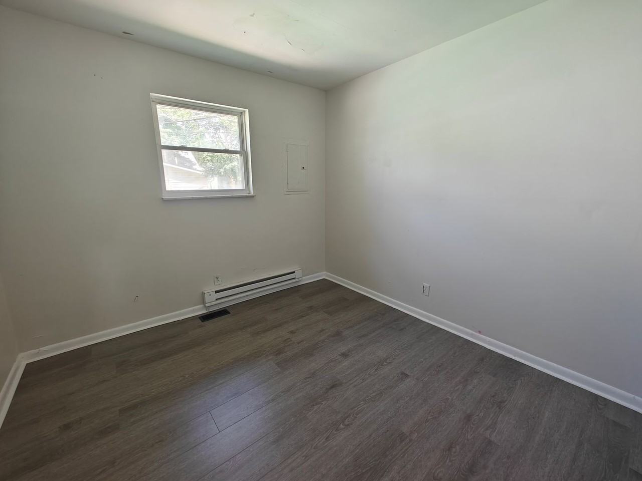 647 W Franklin St - Photo 6 of 10