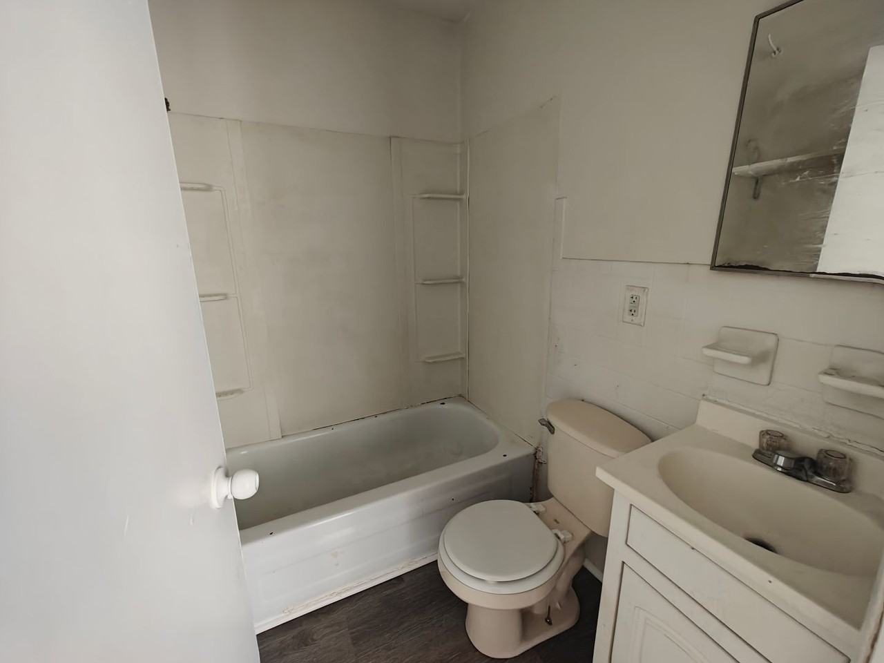 647 W Franklin St - Photo 7 of 10