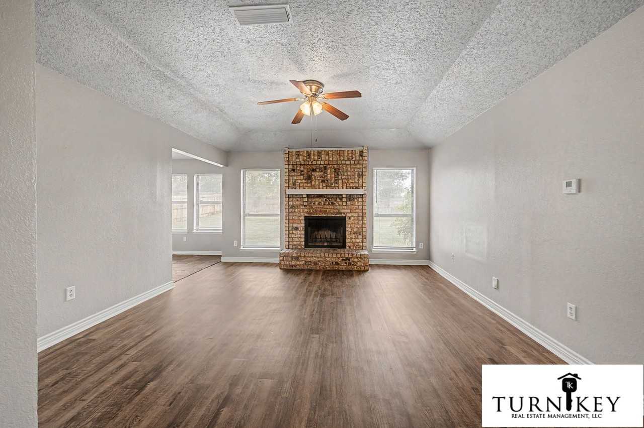913 Springhill Dr - Photo 3 of 31