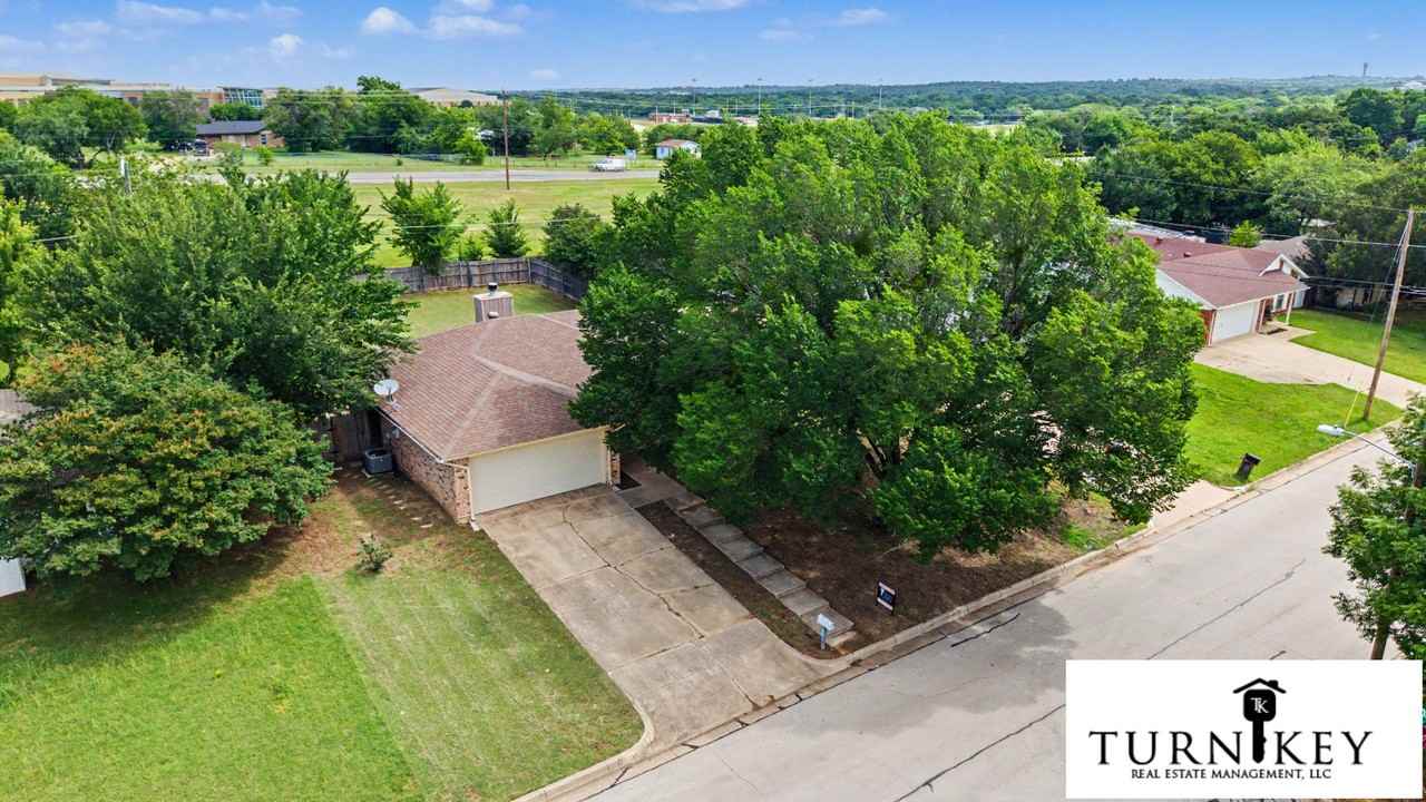 913 Springhill Dr - Photo 7 of 31