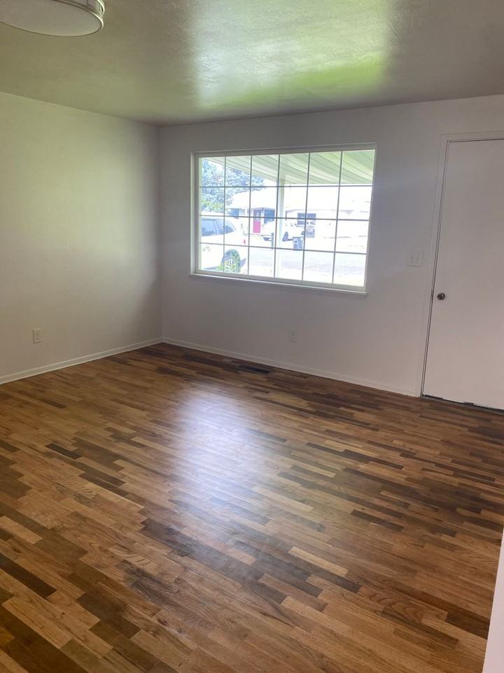 529 Sharon Ave E - Photo 6 of 13