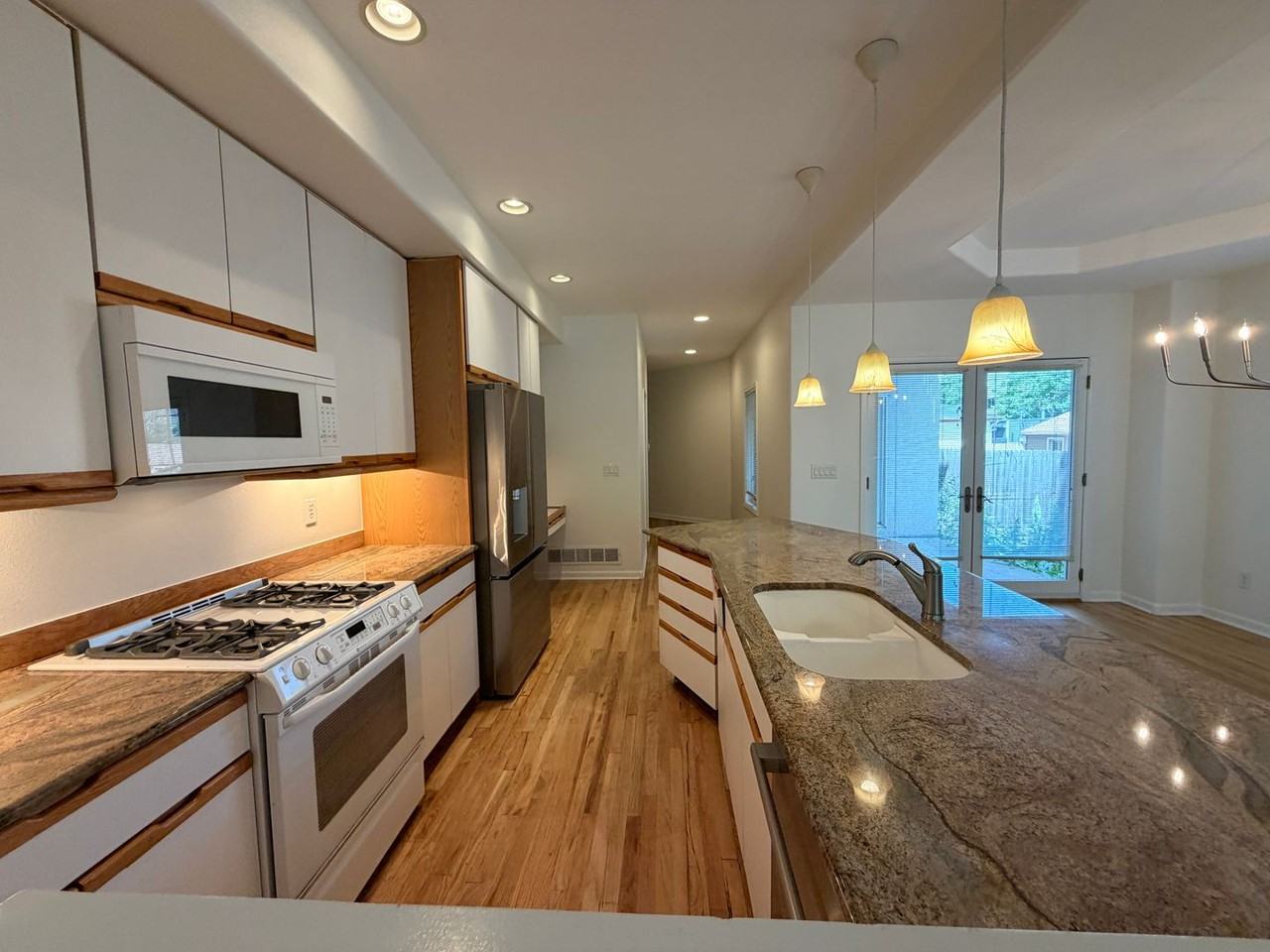 225 S Monroe St - Photo 3 of 40