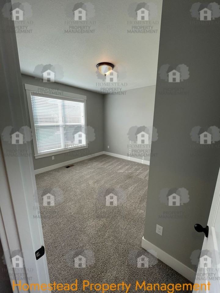 1062 Chestnut St - Photo 3 of 27