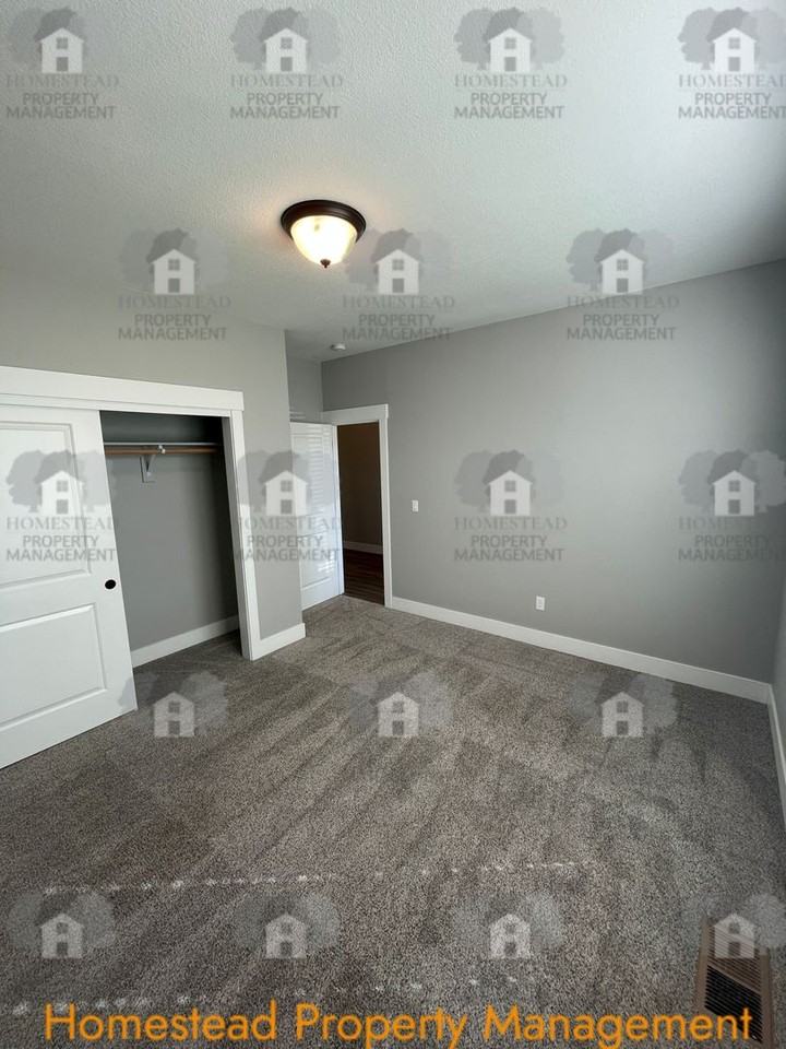 1062 Chestnut St - Photo 4 of 27
