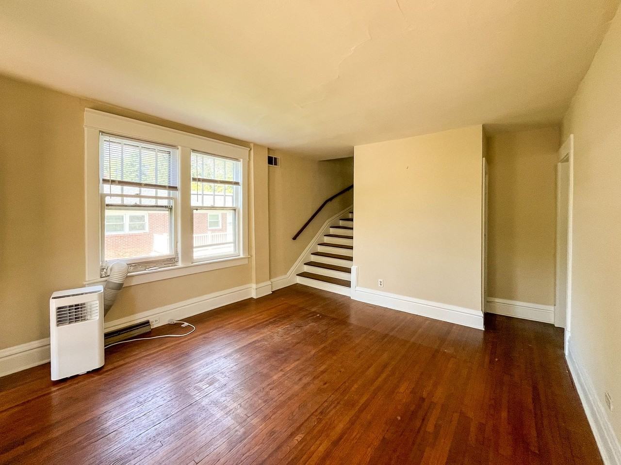 2104 Hill St - Photo 4 of 11
