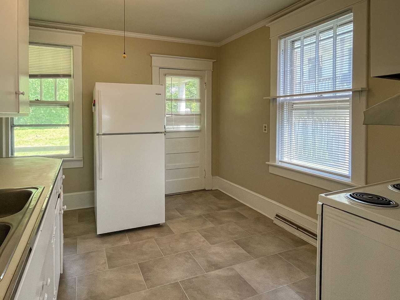 2104 Hill St - Photo 6 of 11