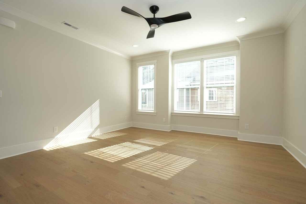 1405 Kenilworth Ave - Photo 6 of 37