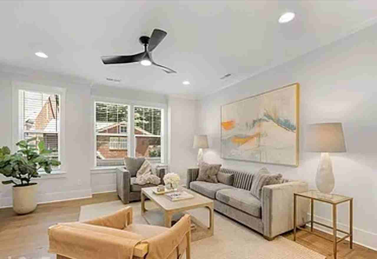 1405 Kenilworth Ave - Photo 7 of 37