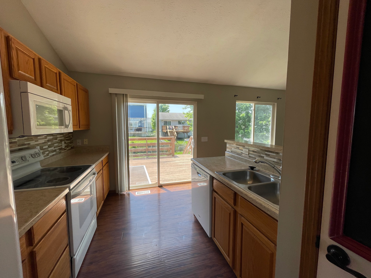 8013 Newport Ave - Photo 6 of 15