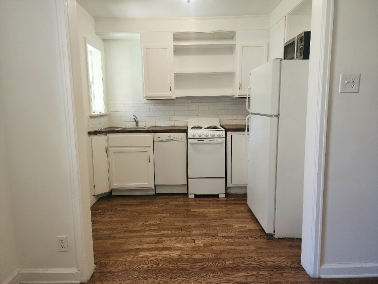 2038 N Grand Ave - Photo 4 of 10