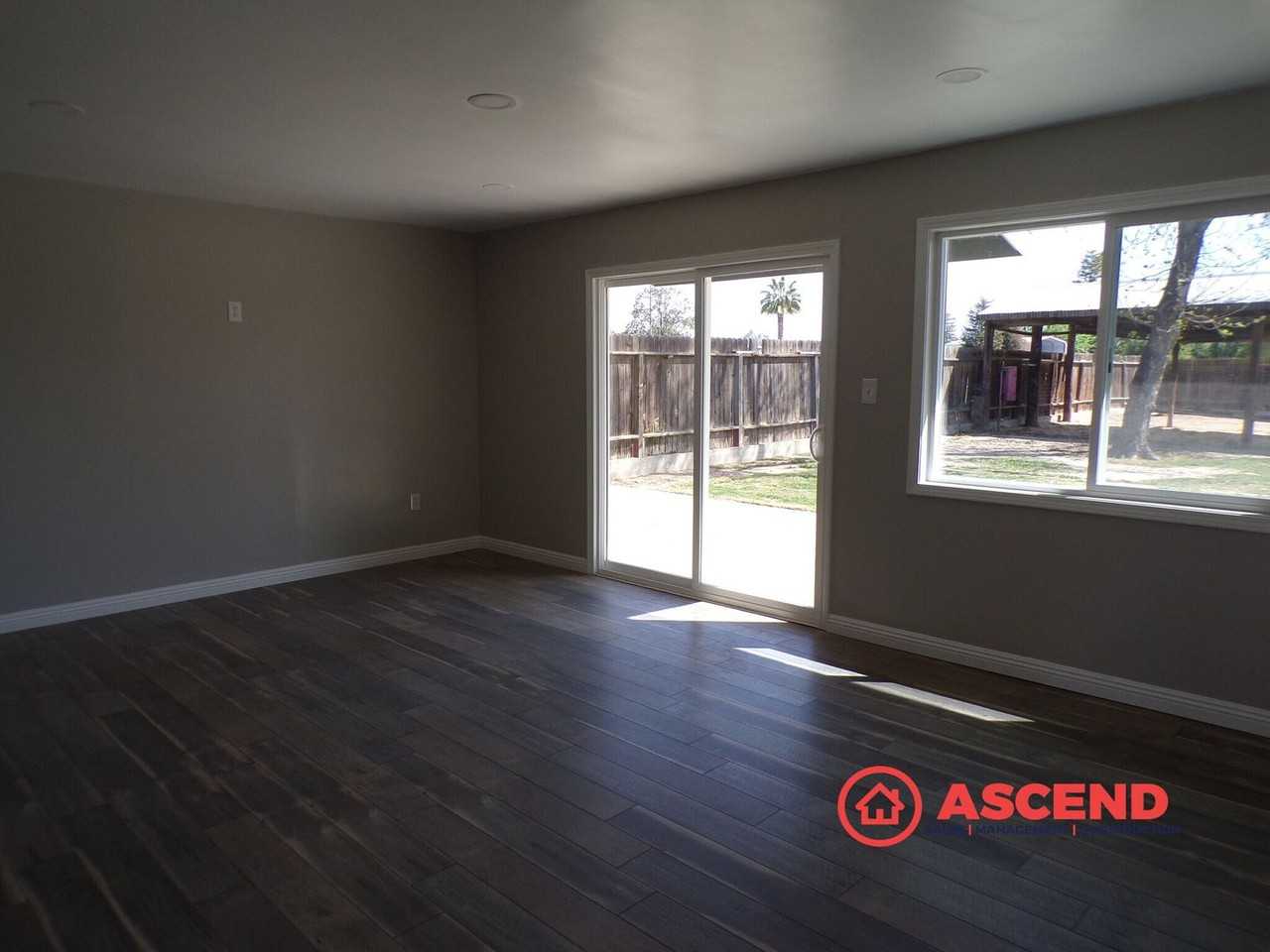 10421 Glenn St - Photo 2 of 6