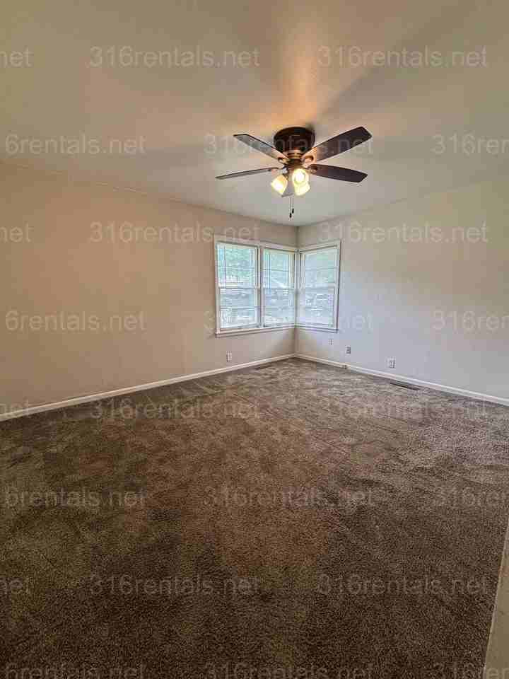1423 Terrace Dr - Photo 2 of 14
