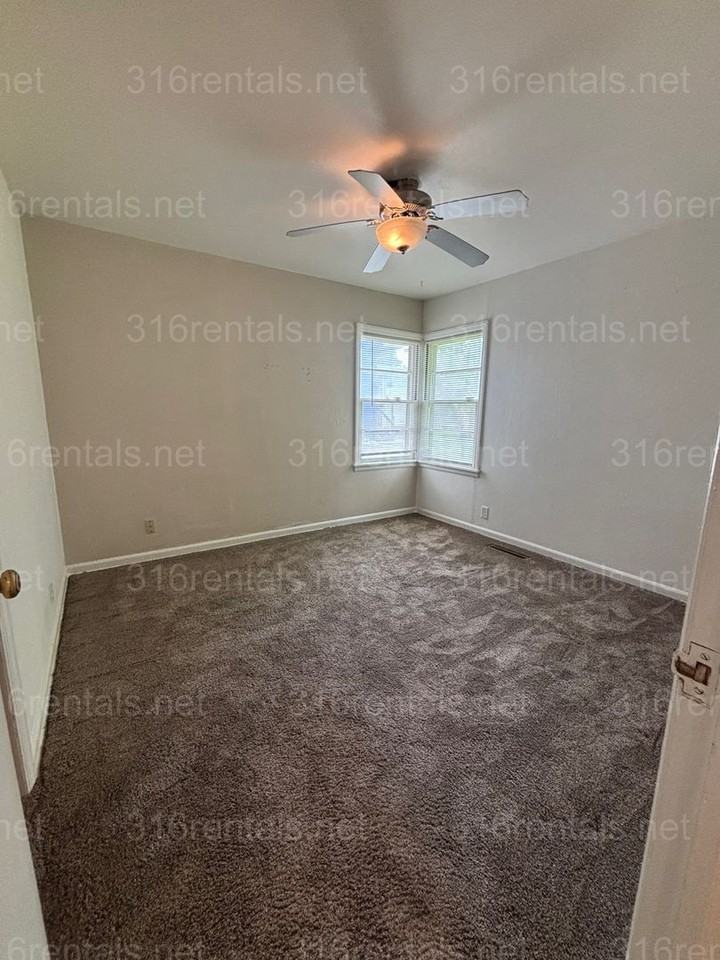 1423 Terrace Dr - Photo 3 of 14
